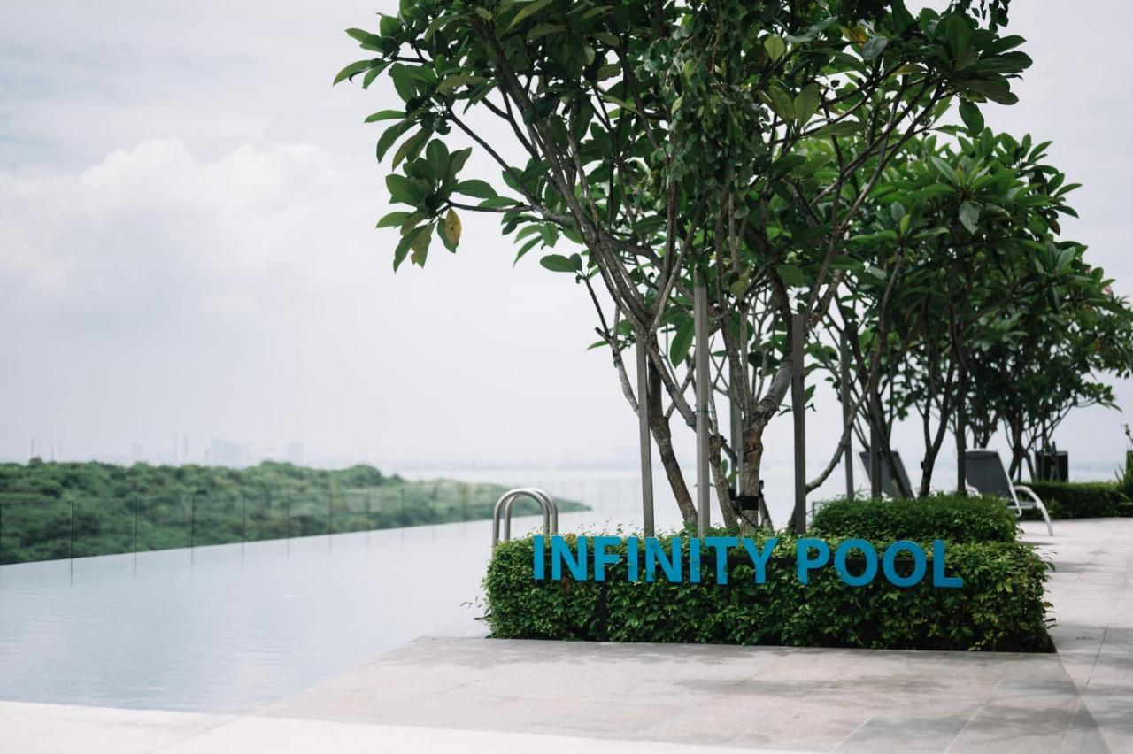 New Infinity Pool 3 Bedrooms 2 Carparks Apartment *
